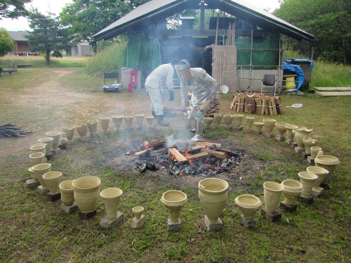 縄文土器の野焼き