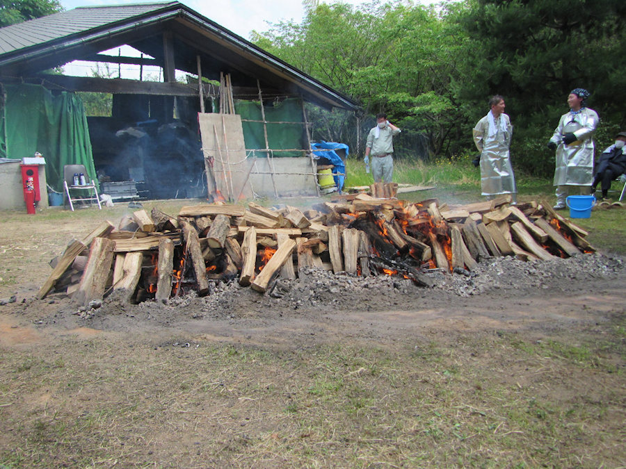 縄文土器の野焼き