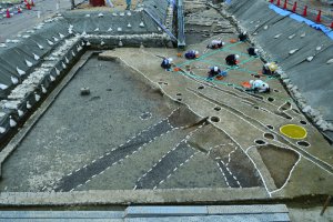 低地の側に建つ平安から鎌倉時代の大型建物 の掘削風景