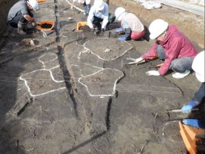 製塩炉の周りを掘る様子