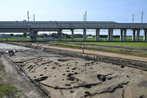 平地式建物と周囲を巡る溝